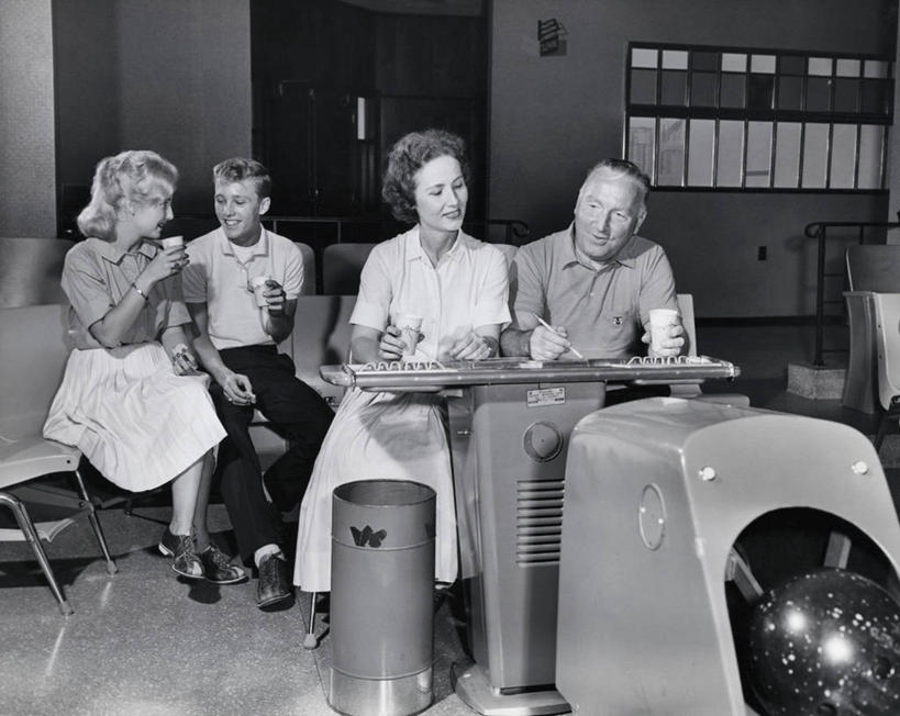 点心,面包,西方人,儿童,少年,成年人,中年人,老年人,头发,一个人,四个人,人群,家庭,夫妻,母亲,父亲,女儿,儿子,兄弟,姐妹,坐,微笑,横图,室内,衬衫,裙子,运动鞋,爱情,快乐,幸福,纯洁,运动,保龄球,鞋子,欧洲,欧洲人,仅一个男性,仅一个年轻女性,仅一个女性,仅一个人,切开,裤子,食品,面点,褐色,保龄球馆,保龄球球瓶,浪漫,休闲装,设备,吐司,饮食,球道,物品,食物,糕点,饮料,仅一个年轻男性,小孩,黑色,切,球体,温暖,温馨,父子,母子,一家人,面对面,短袖,金色,恩爱,父爱,可爱,母爱,童年,童趣,人体,恋人,摄影,活动,法式面包,矮,动作,和睦,袖子,享乐,体育器械,球馆,剖面,童真,吐司面包,烂漫,无邪,切面,保龄球道,天真,老年男性,老年女性,男孩,男人,男性,年轻男性,年轻女性,女孩,女人,女性,白种人,孩子,年轻人,夫妇,情侣,休闲活动,半身,彩图,保龄球鞋,多士,听型面包,伴侣,融洽,短发,男生