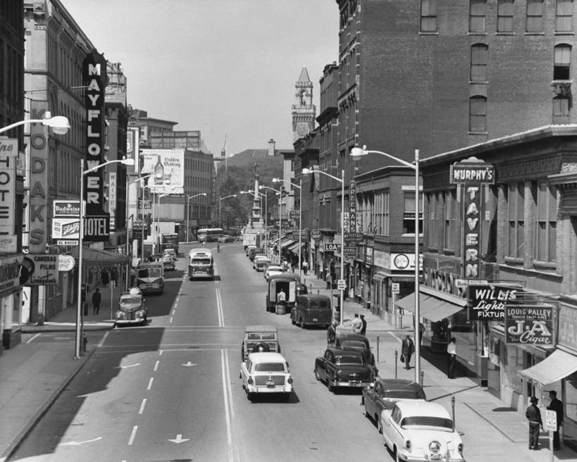 人群,横图,俯视,黑白,室外,白天,城市,道路,建筑,街道,路,路灯,指示牌,公路,汽车,美国,阴影,朦胧,模糊,标志,路标,文字,塔,交通,标识,车,树,天空,社区,交通工具,运输,摄影,英文字母,北美,载具,交通标志,马萨诸塞,大写字母,伍斯特,马路,高角度拍摄