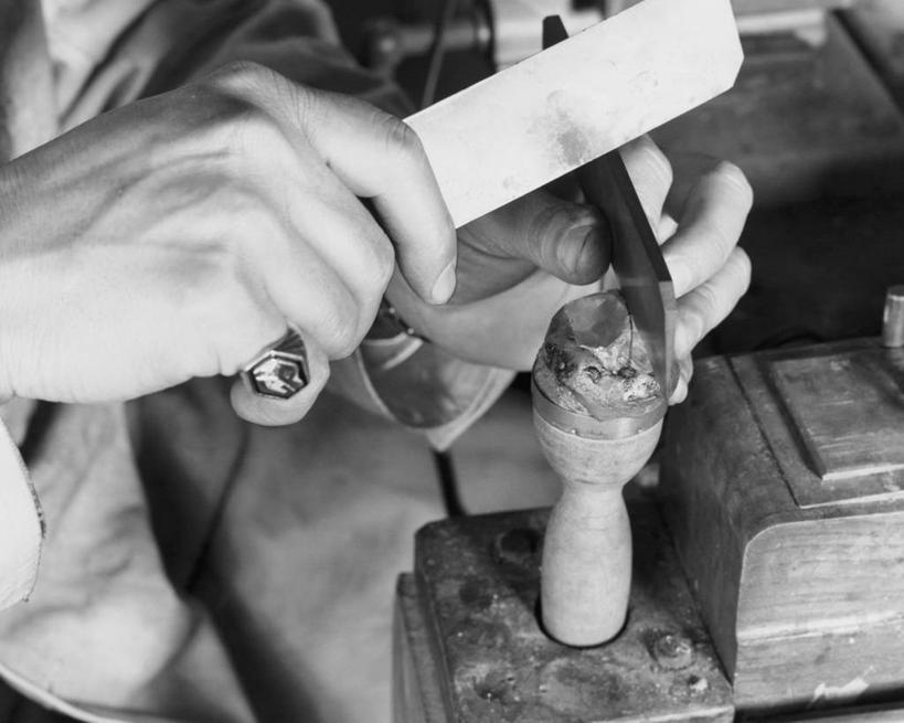 手,一个人,横图,黑白,室内,特写,朦胧,模糊,金属,木制,钻石,戒指,职业,击打,人体,摄影,珠宝商,宝石,手艺,工匠,技能,刀刃,美术工艺,商人