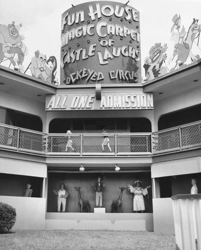 两个人,游乐园,栏杆,竖图,黑白,室外,白天,建筑,雕塑,朦胧,模糊,雕像,人造模特,文字,天空,卡通,摄影,英文字母,哈哈屋