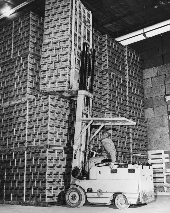 一个人,工厂,坐,竖图,黑白,室内,汽车,堆叠,仓库,车,工人,交通工具,职业,工业,摄影,冰柜,叉车,载具,技能,男性,员工,匠人,劳动者,体力工,贮藏室