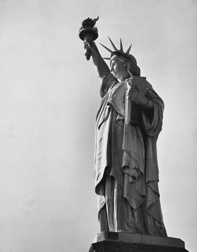 无人,竖图,黑白,室外,白天,仰视,自由,建筑,雕塑,自由女神像,纽约,美国,雕像,古典,火把,火炬,历史,天空,摄影,北美,美国文化,爱国主义,纽约州,低角度拍摄,过去