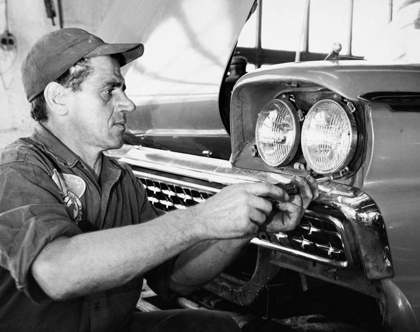成年人,中年人,老年人,一个人,商店,横图,黑白,室内,特写,制服,失败,车站,汽车,照明,仅一个男性,工作,陆地,古典,车,灯,灯具,交通工具,职业,鸭舌帽,服务,运输,摄影,修理,照亮,照明设备,载具,调整,老爷车,汽油,前照灯,前大灯,车前灯,化石燃料,老年男性,男人,中年男性,加油工,加油工人,半身,汽车抛锚