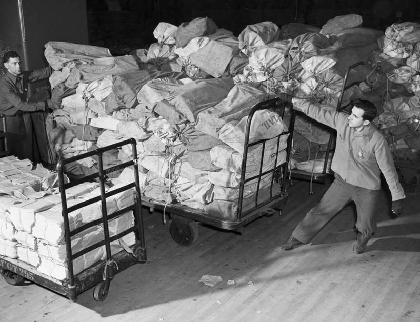 西方人,成年人,中年人,老年人,两个人,邮递员,邮局,拉,推,横图,黑白,室内,通讯,欧洲,纽约,美国,欧洲人,阴影,堆叠,推车,捆,职业,服务,通信,摄影,北美,纽约州,技能,老年男性,中年男性,白种人,邮差,邮局工作人员,邮局职工,邮务员,邮政人员,邮政事务员