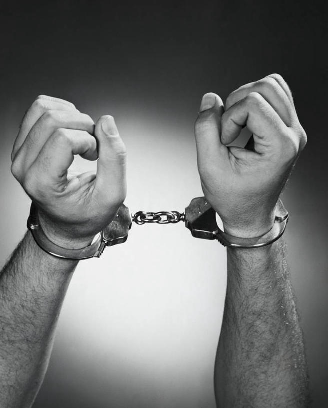 手,一个人,竖图,室内,特写,手铐,手指,人体,摄影,聚光灯,部分,犯罪,问题,处罚,彩图,法律,社会问题