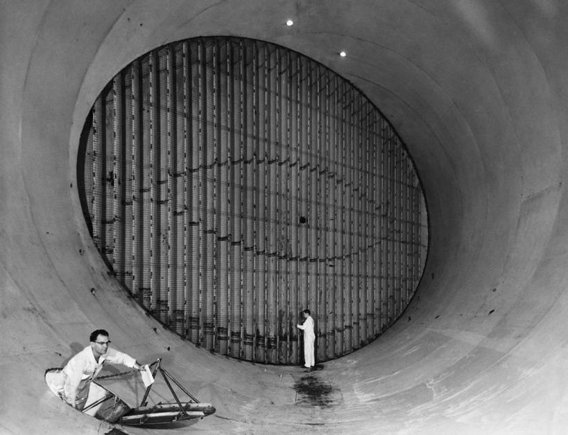 成年人,两个人,科学家,横图,黑白,室内,技术,科技,研究,圆形,实验室,洞,职业,摄影,半身