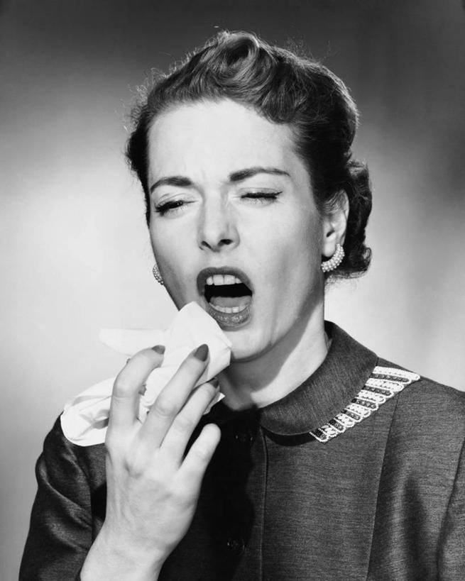 西方人,成年人,中年人,老年人,脸,头,眼睛,脸颊,肩,关节,头发,一个人,竖图,黑白,室内,特写,欧洲,欧洲人,瞳孔,仅一个女性,手帕,休闲装,肩膀,生病,人体,愤怒,眼部,摄影,感冒,过敏,耳饰,女人,白种人,头部,脸部,脸蛋,面部,眼,闭着眼睛,打喷嚏