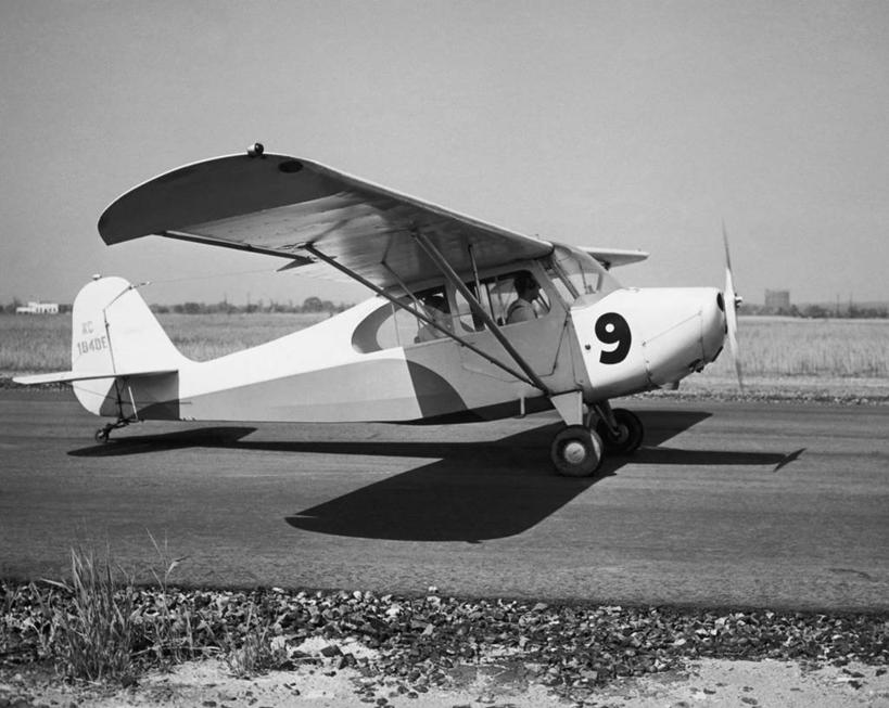 两个人,飞行员,坐,横图,黑白,室外,白天,飞机,起飞,朦胧,模糊,数字,天空,运输,摄影,飞行器,万里无云,飞机跑道,私人飞机