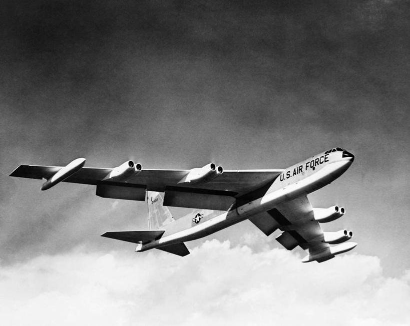 无人,横图,黑白,室外,白天,仰视,风,飞机,军事,云,飞,天空,运输,角度,摄影,空军,飞行器,战斗机,打斗,轰炸机,军用机,安诺拉盖伊轰炸机,B-52同温层堡垒轰炸机,低角度拍摄,美国空军,爆炸物