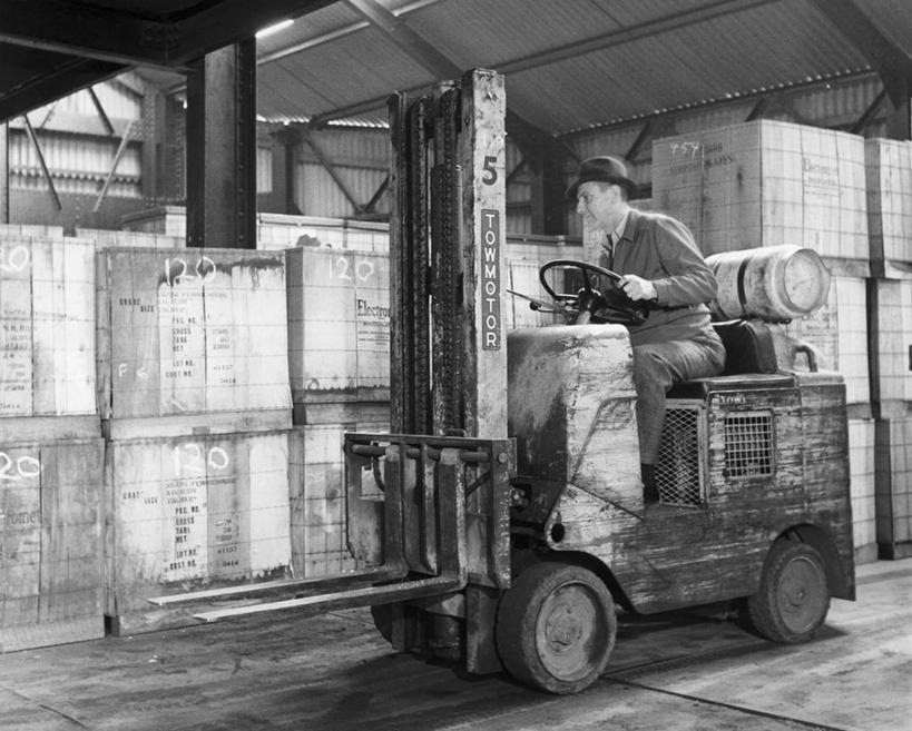 西方人,成年人,中年人,老年人,一个人,工厂,横图,黑白,室内,帽子,欧洲,欧洲人,仅一个男性,堆叠,套装,正装,纸盒,仓库,工业,摄影,叉车,驾车,板条箱,老年男性,中年男性,白种人