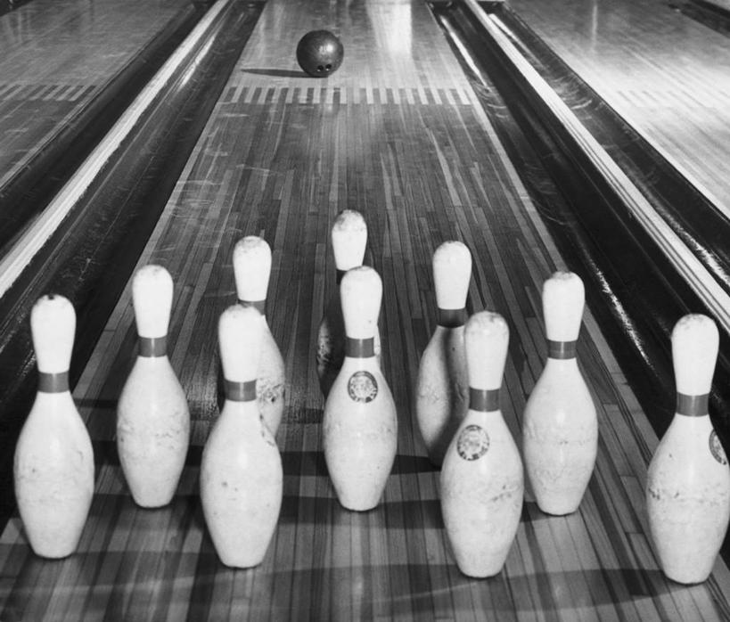 无人,站,横图,黑白,室内,运动,保龄球,一排,阴影,整齐,木制,保龄球馆,保龄球球瓶,球道,球,排列,翻滚,摄影,排水沟,靠近,活动,动作,队列,球馆,保龄球道,休闲活动