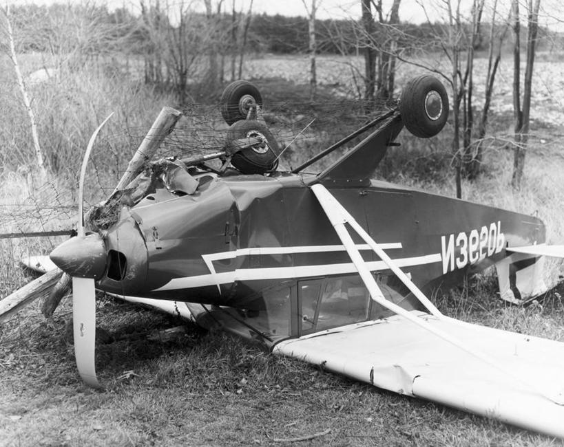 无人,横图,黑白,室外,白天,飞机,数字,田地,螺旋桨,破坏,破损,运输,摄影,损坏,碰撞,飞行器,颠倒,撞击,毁灭,危险