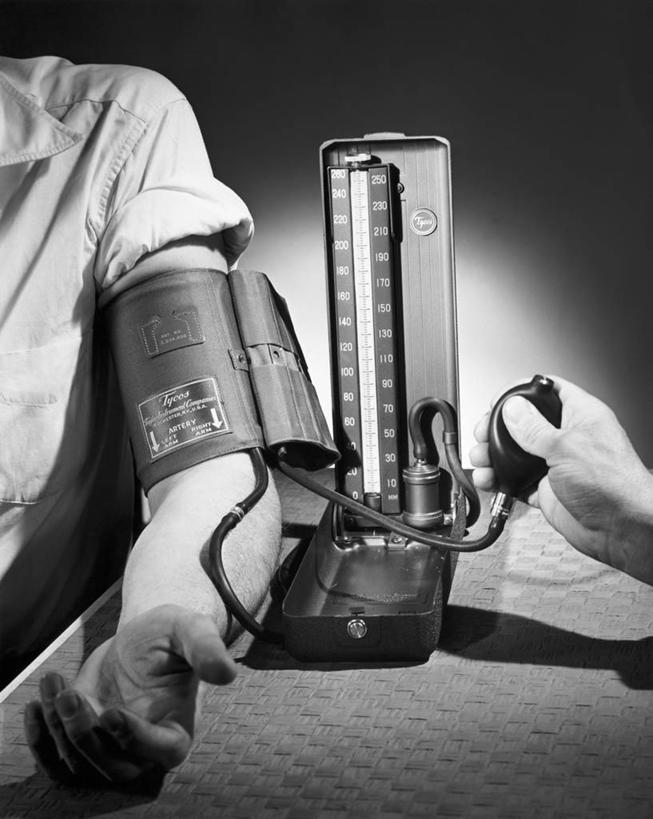 手,两个人,医生,病人,竖图,黑白,室内,桌子,检查,朦胧,模糊,测量,挤,职业,人体,摄影,测量工具,血压计,准确,关爱,医疗器械,手臂