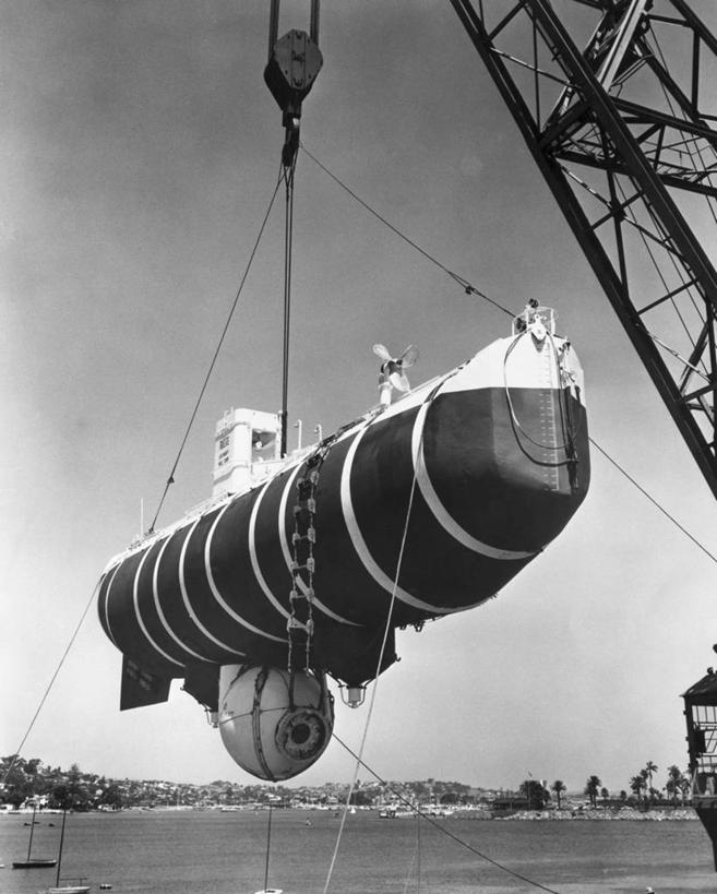 无人,竖图,黑白,室外,白天,仰视,探险,技术,科技,海洋,水,船,吊挂,悬挂,研究,科学,地平线,陆地,辽阔,地面,挂,天空,广阔,运输,角度,摄影,一望无际,延伸,潜水艇,天地相交,无边无际,一马平川,滑车,低角度拍摄,旅行