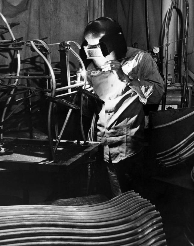 一个人,焊工,工厂,竖图,黑白,室内,工作服,制服,安全,朦胧,模糊,金属,防护,热,工人,职业,工业,摄影,保护,焊接,准确,保险,防护服,保全,周全,安稳,安定,工作制服,技能,平安,员工,工作套服,匠人,劳动者,体力工