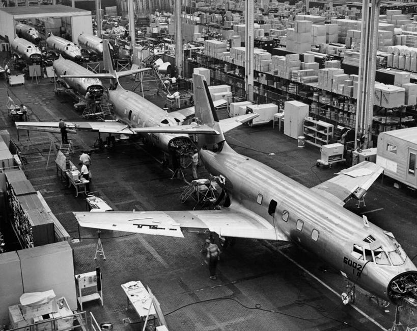 工厂,横图,俯视,黑白,室内,生产线,飞机,美国,朦胧,模糊,运输,摄影,飞行器,北美,高角度拍摄