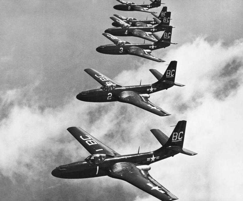 无人,横图,俯视,黑白,室外,白天,风,飞机,一排,整齐,军事,云,高处,半空,飞,排列,运输,角度,摄影,飞行器,战斗机,队列,军用机,高角度拍摄,鬼,编队飞行