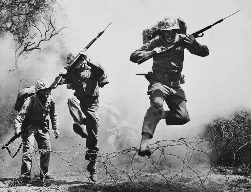 成年人,三个人,人群,跑,跳,横图,黑白,室外,白天,美国,士兵,朦胧,模糊,头盔,靴子,树,武器,烟,战争,摄影,灌木,专心,北美,加利福尼亚,打斗,军服,来福枪,背包客,军训,英雄,刺刀,战场,美国海军陆战队,美国军事,带刺铁丝网