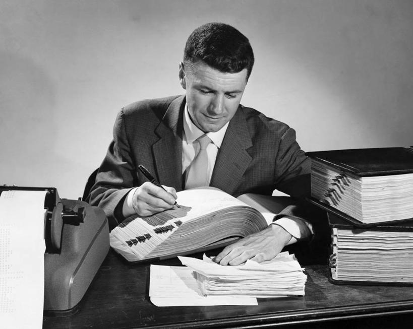 西方人,成年人,中年人,老年人,脸,头,脸颊,一个人,商务人士,商务男性,办公室,横图,黑白,室内,衬衫,商务,欧洲,欧洲人,仅一个男性,写,套装,文件,唱片,图像,注视,书桌,肩膀,水笔,观察,看,职业,金融,理财,摄影,经济,观看,察看,专心,准确,企业,公司,关注,收银条,文档,商务装,贸易,工薪阶层,老年男性,中年男性,白种人,头部,脸部,脸蛋,面部,白领,上班族,衬衣,顾问,金融投资顾问,会计科目