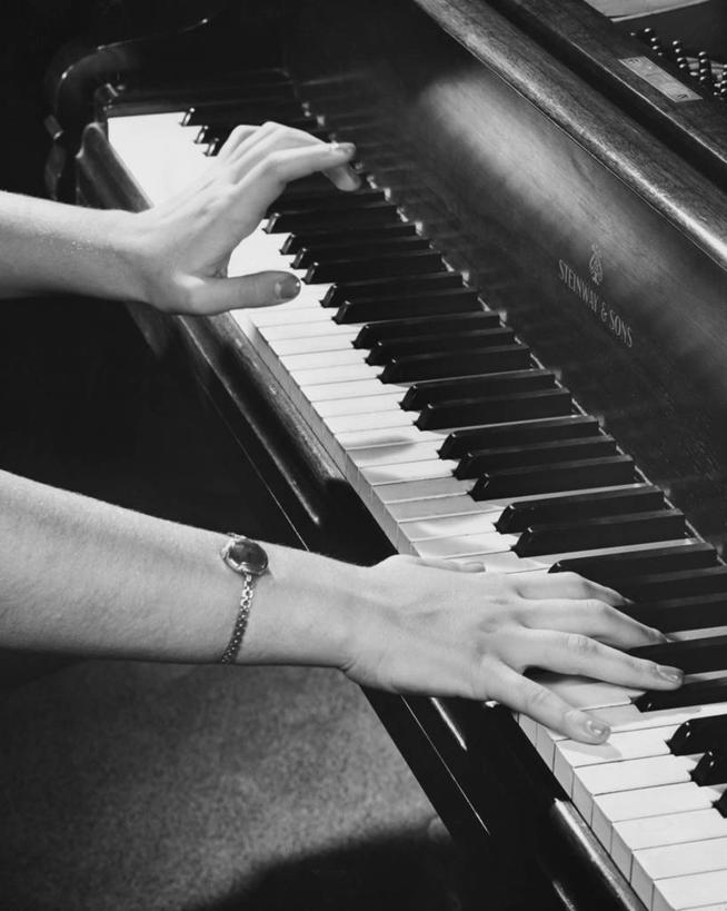 成年人,手,一个人,儿子,竖图,俯视,黑白,室内,仅一个女性,表演,钢琴,乐器,音乐,人体,角度,摄影,部分,腕表,键盘乐器,练习,技能,女人,高角度拍摄