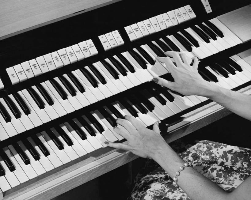 成年人,手,一个人,横图,俯视,黑白,室内,键盘,仅一个女性,表演,乐器,音乐,人体,角度,摄影,手镯,部分,键盘乐器,练习,风琴,技能,女人,高角度拍摄