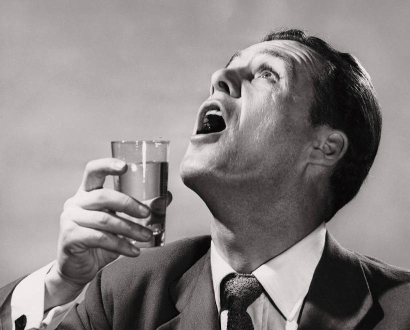 西方人,成年人,中年人,老年人,脸,头,嘴,脸颊,肩,关节,一个人,横图,室内,特写,衬衫,欧洲,欧洲人,仅一个男性,套装,正装,领带,饮用水,饮食,肩膀,打开,向上看,张嘴,生病,人体,摄影,开启,痛苦,漱口,张大嘴巴,老年男性,男人,中年男性,白种人,头部,口,口腔,脸部,脸蛋,面部,嘴巴,嘴唇,玻璃杯,张开嘴,彩图