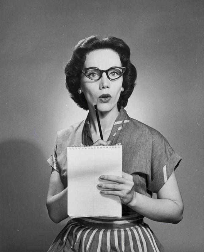 西方人,成年人,中年人,老年人,头发,一个人,竖图,室内,特写,裙子,商务,欧洲,欧洲人,仅一个女性,条纹,眼镜,休闲装,顾客,刺激,水笔,笔记本,撅嘴,服务,摄影,矮,惊奇,肖像,想法,女人,白种人,上装,半身,彩图,短发