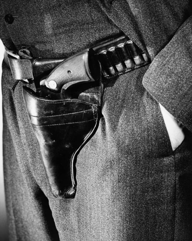 一个人,竖图,黑白,特写,朦胧,模糊,腰带,武器,摄影,手枪,保护,子弹,犯罪,手插袋,想法,危险,插兜,手插兜,手抄兜