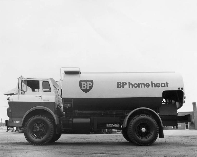 无人,横图,黑白,室外,白天,路,汽车,文字,车,天空,交通工具,运输,摄影,巨大,庞大,能源,英文字母,石油工业,载具,油罐车,宏大,硕大,伟大,英国石油公司,商用车