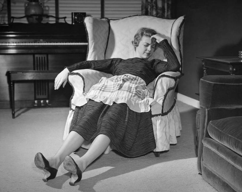 西方人,成年人,中年人,老年人,一个人,家庭,躺,横图,黑白,室内,桌子,花瓶,鞋子,欧洲,欧洲人,仅一个女性,围裙,钢琴,乐器,音乐,休息,疲倦,温暖,温馨,一家人,放松,摄影,生活方式,吧椅,和睦,疲劳,起居室,扶手椅,疲惫,困乏,疲乏,委顿,疲困,疲顿,疲钝,倦怠,怠倦,卧着,女人,白种人,睡觉,躺着,卧,融洽