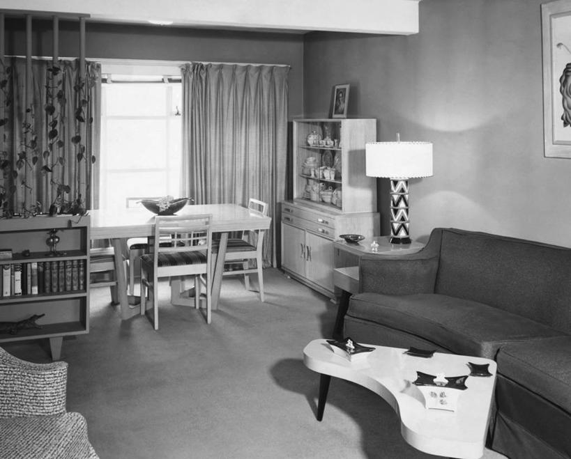 无人,横图,黑白,室内,白天,吃饭,餐桌,窗户,窗帘,地板,柜子,家具,沙发,书架,桌子,静物,椅子,树荫,灯,灯罩,摄影,生活方式,起居室