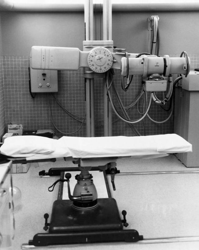 无人,医院,竖图,黑白,x光片,室内,机器,技术,床,辐射,医学,床单,设备,被子,病床,摄影,医疗,医疗设备,x射线,被单,医疗器械,x光,医疗工具,CAT扫描仪,检测工具,计算机X射线轴向分层造影扫描仪,计算机轴向断层扫描,护理床,医疗床,电磁波,电磁辐射