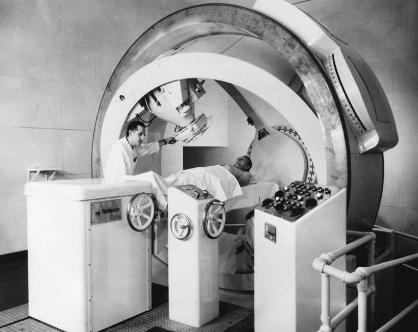 西方人,成年人,中年人,老年人,两个人,医生,病人,躺,横图,黑白,室内,技术,科技,欧洲,欧洲人,科学,放射,摄影,医疗器械,技能,老年男性,男人,中年男性,白种人,仰卧,半身