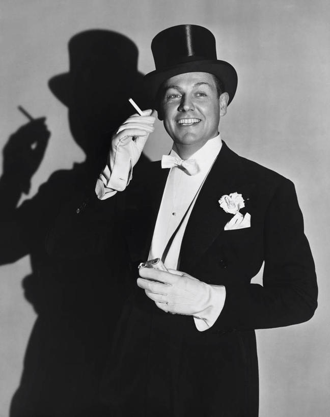 西方人,成年人,一个人,吸烟,微笑,竖图,室内,夜晚,时尚,夜生活,快乐,幸福,香烟,帽子,欧洲,欧洲人,仅一个男性,仅一个人,阴影,服装,正装,领结,商品,手帕,仅一个年轻男性,摄影,生活方式,严肃,高雅,上瘾,神圣,燕尾服,邪恶,认真,男人,男性,年轻男性,白种人,年轻人,烟草,上装,半身,彩图,礼服,欢乐,襟花,魅力,社会问题