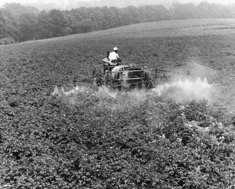 一个人,农民,农场,坐,横图,黑白,室外,白天,农业,农作物,机器,美景,汽车,喷,飞溅,朦胧,模糊,景观,田地,饮食,车,树,背面,天空,自然,交通工具,机械,景色,摄影,保护,控制,自然风光,载具,拖拉机,驾车,喷雾器,农具,杀虫剂,耕具,马铃薯,半身,农业机械