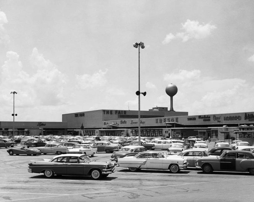 无人,停车场,横图,黑白,室外,白天,城市,建筑,路灯,汽车,文字,车,停车,天空,交通工具,办公大楼,摄影,载具,大写字母