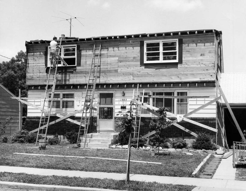 一个人,横图,黑白,室外,白天,建筑业,窗户,装修,建筑,朦胧,模糊,房屋,天窗,台阶,草,背面,天空,职业,摄影,住房,人字梯,木工