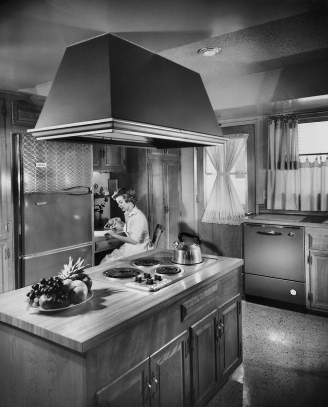 西方人,成年人,头发,一个人,家庭,坐,竖图,黑白,室内,厨房,窗户,窗帘,柜子,门,天花板,建筑,水果,椅子,欧洲,欧洲人,仅一个年轻女性,仅一个女性,仅一个人,食品,休闲装,饮食,饮料,盘子,温暖,温馨,一家人,读书,人体,摄影,生活方式,矮,荧光,和睦,照明设备,用具,炊具,抽油烟机,健康食物,荧光灯,空气污染,年轻女性,女人,女性,白种人,年轻人,电话机,书,座机,融洽,短发