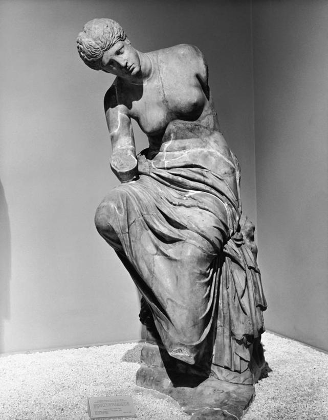 无人,模特,坐,竖图,黑白,室内,雕塑,弯腰,艺术,雕像,破坏,破损,摄影,鞠躬,损坏,美术工艺,模特儿