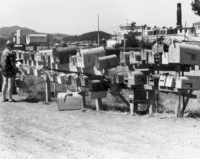 一个人,横图,黑白,室外,白天,通讯,丰富,朦胧,模糊,邮件,篱笆,邮筒,背面,天空,通信,摄影,多样,幽默,装裱