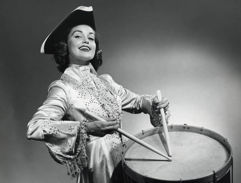 西方人,成年人,一个人,微笑,横图,室内,制服,快乐,帽子,欧洲,欧洲人,仅一个年轻女性,仅一个女性,仅一个人,表演,正装,鼓,乐器,音乐,表演者,摄影,肖像,音乐人,鼓槌,技能,年轻女性,女人,女性,白种人,年轻人,半身,彩图