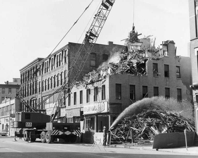 两个人,横图,黑白,室外,白天,水,城市,建筑,路,喷,朦胧,模糊,墙,破坏,破损,天空,工业,摄影,损坏,毁坏,毁灭,结束,进展