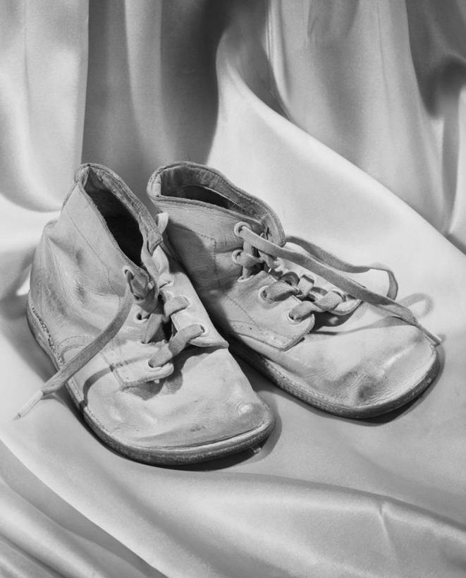 无人,竖图,黑白,室内,特写,静物,鞋子,一对,两个,纪念品,婴儿鞋,童年,摄影,聚光灯,记忆