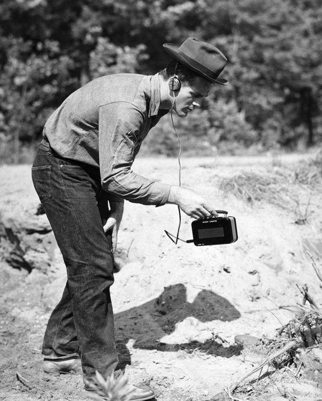 西方人,成年人,一个人,竖图,黑白,室外,白天,探险,技术,帽子,欧洲,欧洲人,仅一个男性,仅一个人,弯腰,阴影,注视,牛仔裤,休闲装,仅一个年轻男性,观察,看,探索,工业,摄影,观看,环境,察看,准确,关注,搜寻,铀,男人,男性,年轻男性,白种人,年轻人,岩石