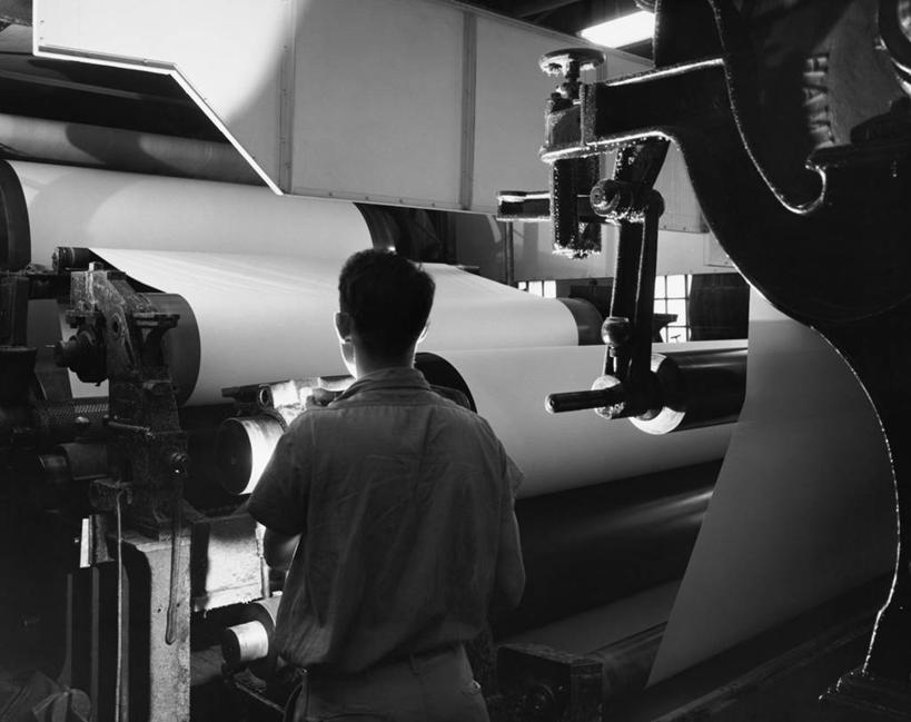 一个人,工厂,横图,黑白,室内,工作服,制服,安全,朦胧,模糊,纸,防护,工人,背面,职业,工业,摄影,保护,制造,保险,防护服,保全,周全,安稳,安定,造纸厂,工作制服,机件,平安,员工,半身,工作套服,匠人,劳动者,体力工,官位,官职,职位