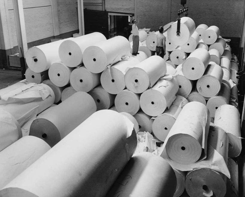 西方人,成年人,中年人,老年人,两个人,建筑工人,工厂,横图,俯视,黑白,室内,欧洲,欧洲人,堆叠,丰富,工作,纸,高处,仓库,休闲装,设备,物品,排列,工人,向上看,职业,卷起,工业,角度,摄影,制造,磨坊,造纸厂,滑车,老年男性,男人,中年男性,白种人,员工,半身,高角度拍摄,匠人,劳动者,体力工,贮藏室,官位,官职,职位,检查表,工业机械