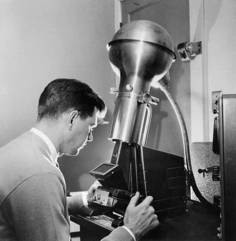 西方人,成年人,中年人,老年人,脸,头,脸颊,一个人,科学家,竖图,黑白,室内,技术,科技,欧洲,欧洲人,仅一个男性,研究,显微镜,实验室,注视,肩膀,观察,看,摄影,观看,察看,专心,准确,关注,科学实验,化学家,老年男性,中年男性,白种人,头部,脸部,脸蛋,面部,电子显微镜