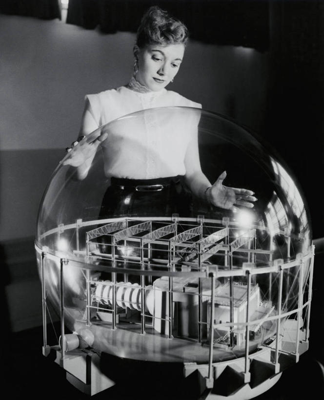 西方人,成年人,头发,一个人,竖图,室内,风险,技术,科技,欧洲,美国,欧洲人,仅一个年轻女性,仅一个女性,仅一个人,科学,实验室,北,放射,注视,休闲装,模型,观察,看,球体,工业,摄影,能源,观看,电,保护,矮,电源,核反应堆,核能,察看,北美,原子,关注,将军,纽约州,年轻女性,女人,女性,白种人,年轻人,上装,触摸,半身,彩图,短发