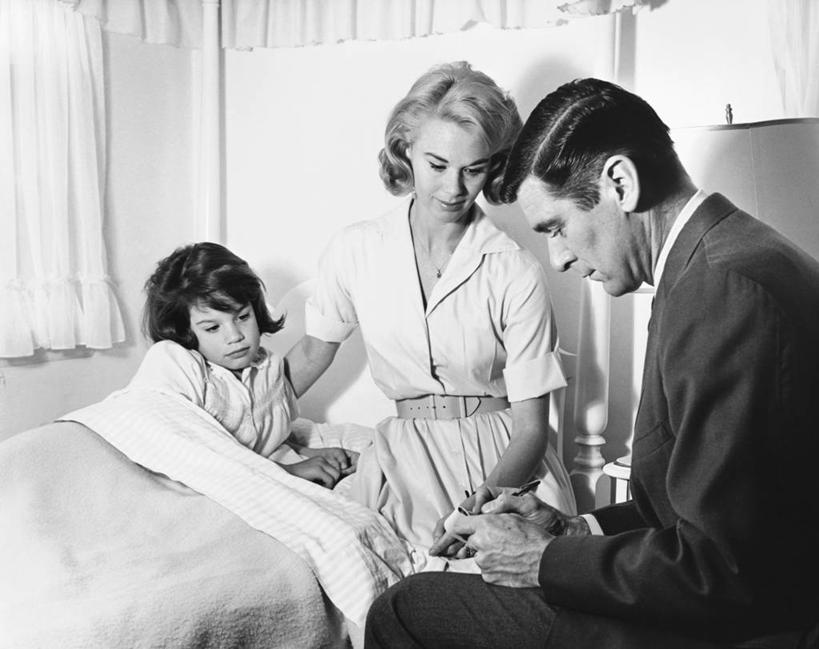 西方人,儿童,成年人,中年人,老年人,三个人,人群,家庭,母亲,女儿,医生,病人,坐,横图,黑白,室内,纯洁,床,卧室,欧洲,欧洲人,写,药,正装,检查,纸,床单,注视,水笔,小孩,观察,看,休息,生病,温暖,温馨,一家人,可爱,童年,童趣,服务,摄影,观看,和睦,察看,侧卧,关爱,关注,童真,烂漫,无邪,技能,天真,老年女性,男人,女孩,女人,中年男性,中年女性,白种人,孩子,半身,融洽,处方,处方药