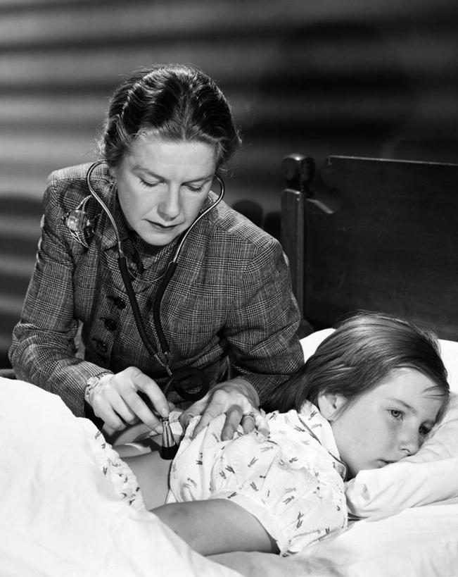 西方人,儿童,成年人,中年人,老年人,两个人,医生,病人,坐,躺,竖图,黑白,室内,纯洁,床,卧室,欧洲,欧洲人,检查,床单,听,休闲装,小孩,听诊器,枕头,趴着,医护人员,医疗人员,休息,生病,放松,可爱,童年,童趣,服务,摄影,年龄,听诊,医疗工具,童真,烂漫,无邪,技能,天真,老年女性,女孩,女人,中年女性,白种人,孩子,大夫,半身